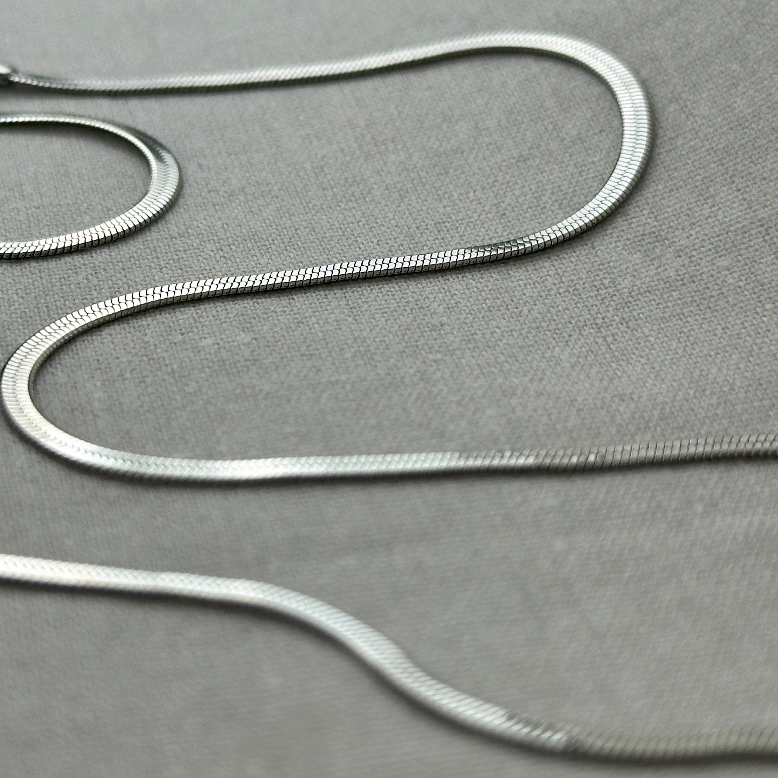 Dhara - Herringbone Necklace - Stainless Steel Silver - LUMENAURA  LUMENAURA