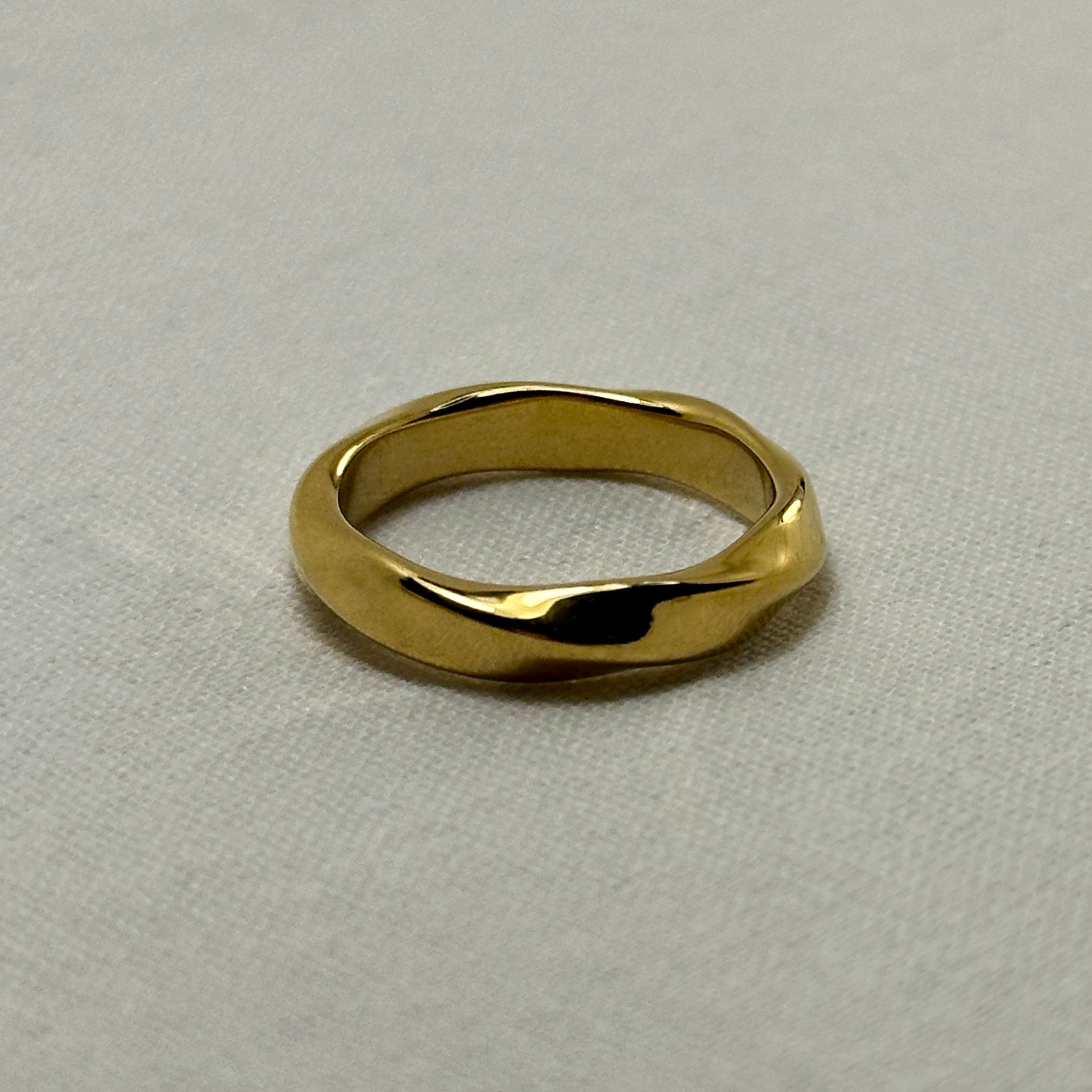 Leher - Wave Ring - 18k Gold PVD - LUMENAURA  LUMENAURA