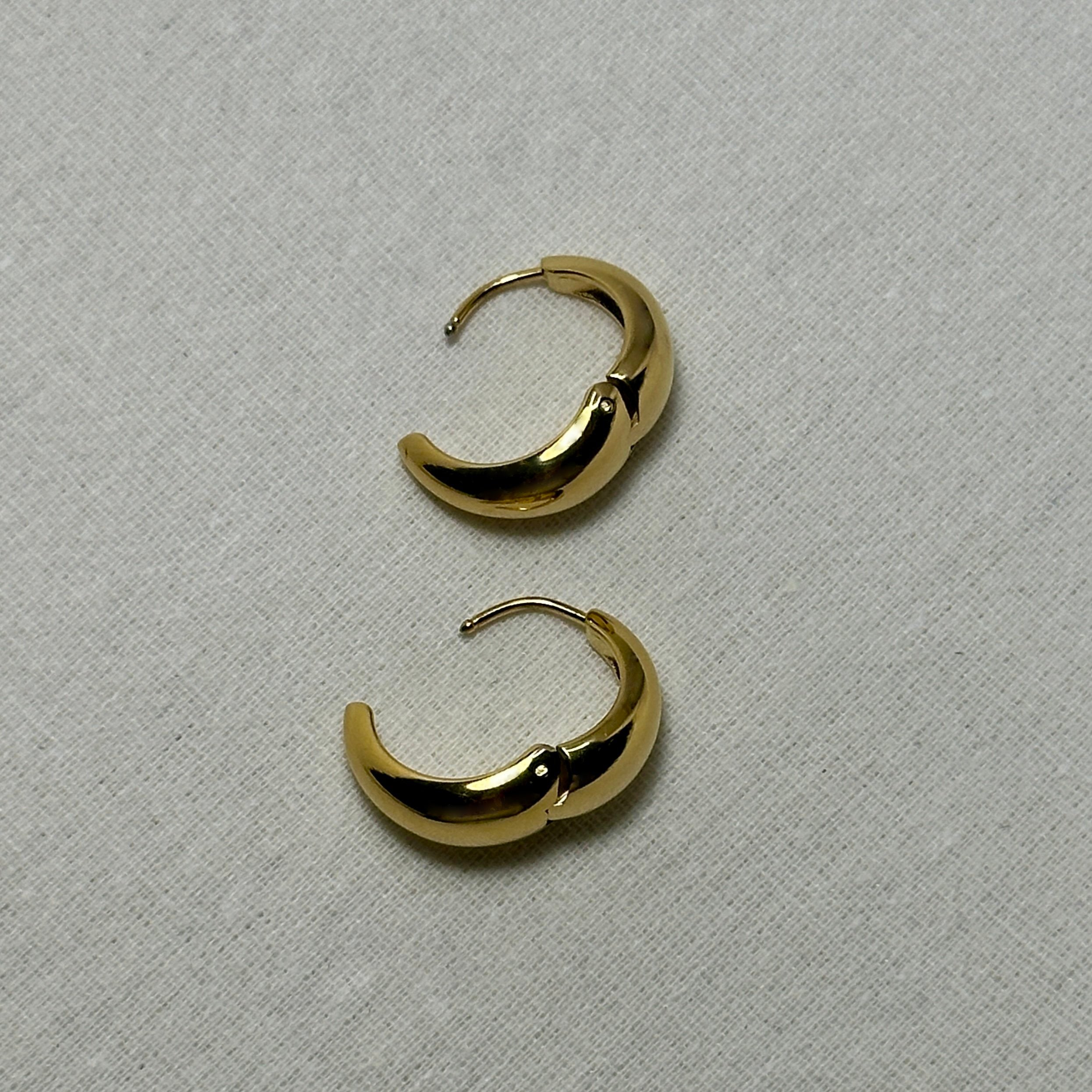 Saumya - Huggies Earrings - 18k Gold PVD - LUMENAURA  LUMENAURA