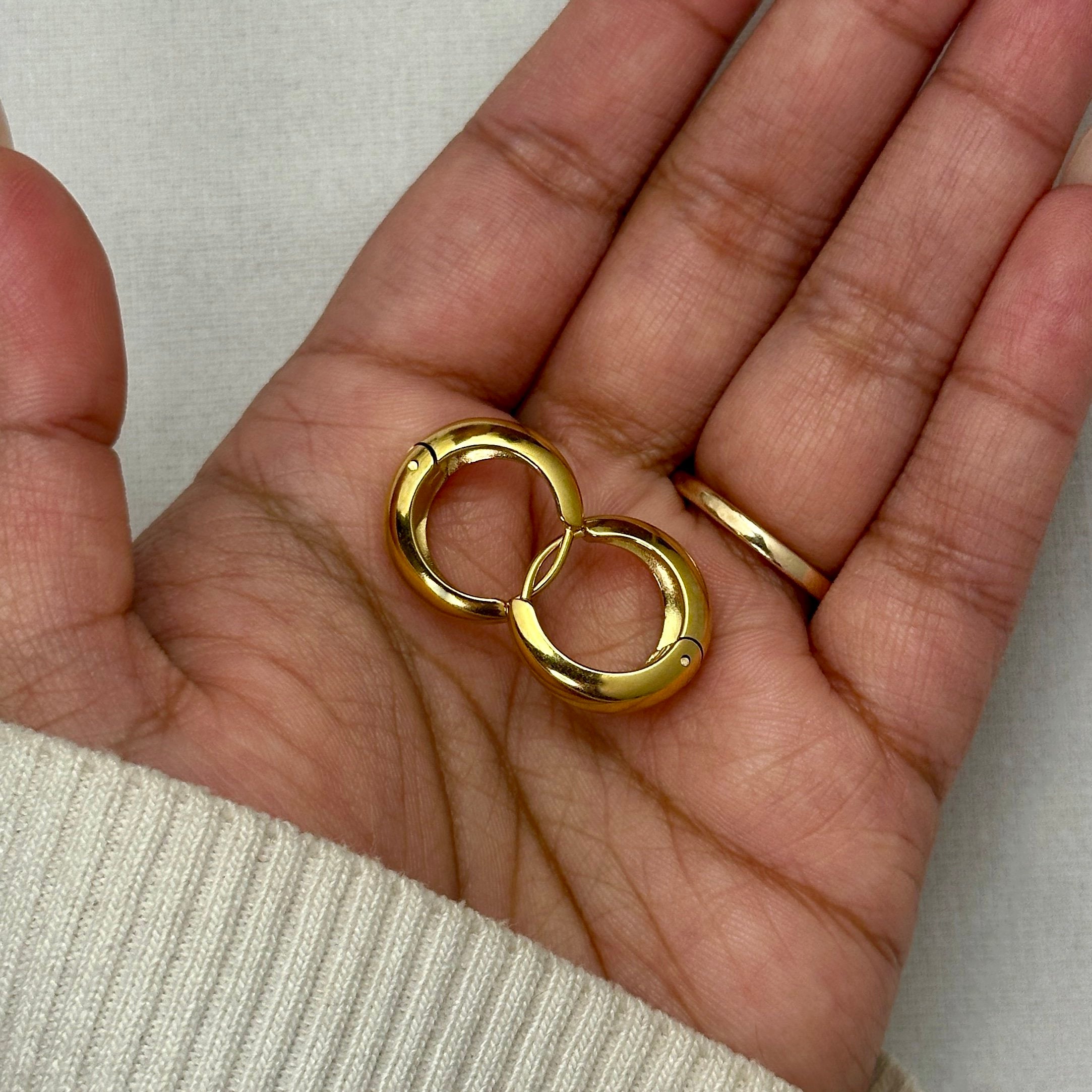 Saumya - Huggies Earrings - 18k Gold PVD - LUMENAURA  LUMENAURA